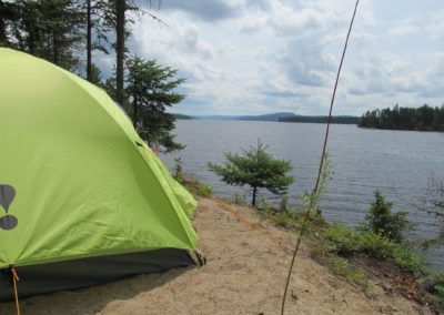 tente camping bord de l'eau réservoir