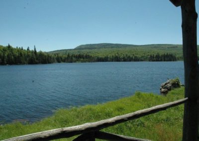 Bord de l'eau, vue sur le lac, chalet